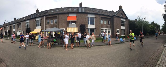 Bewoners van de Hertog Hendriksingel  feesten mee.