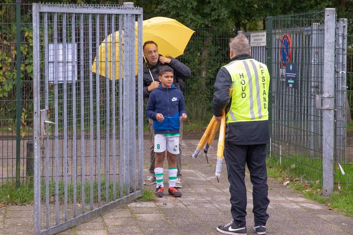 Dit beeld is de komende weken bij het jeugdvoetbal op veel sportparken te zien: ouders mogen in principe tot het toegangshek.