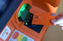 ING's nieuwe kaart bij een PIN-automaat