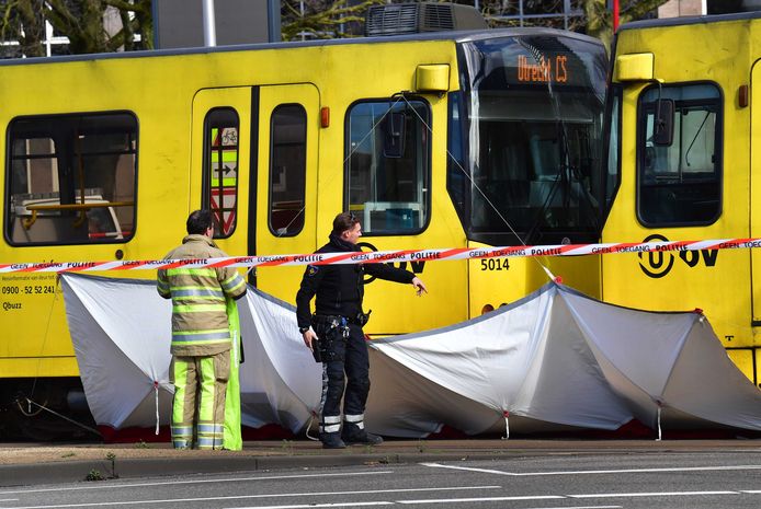 Forensisch onderzoek bij de tram op het 24 Oktoberplein. De schietpartij in de tram heeft aan drie mensen het leven gekost. Negen mensen raakten gewond, drie van hen zijn er ernstig aan toe.