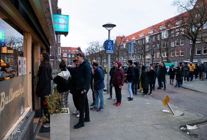 Mensen in de rij bij een coffeeshop.