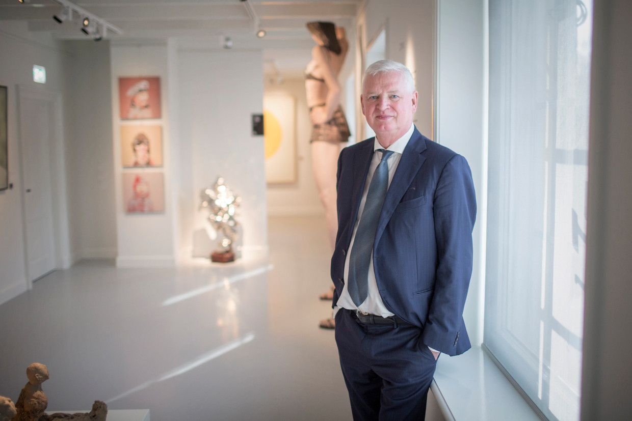 Geert Steinmeijer bij de expositie van Chinese kunstenaars in zijn museum No Hero. Beeld Herman Engbers