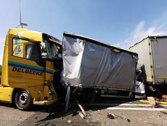 Bestelwagen gesandwicht tussen twee vrachtwagens: bestuurder op slag dood