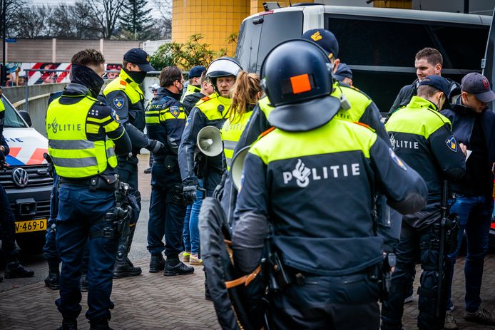 Ontgeregeldheden bij PSV-AJAX. minimaal 40 personen aangehouden door de politie. Voorafgaand aan de wedstrijd hield de politie nog een staking