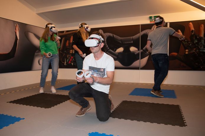 Noud Klok (m), Annabel Padmos (l), Victor Eon (r) en Joan Padmos in actie in de VR-escaperoom Pirates Plague.