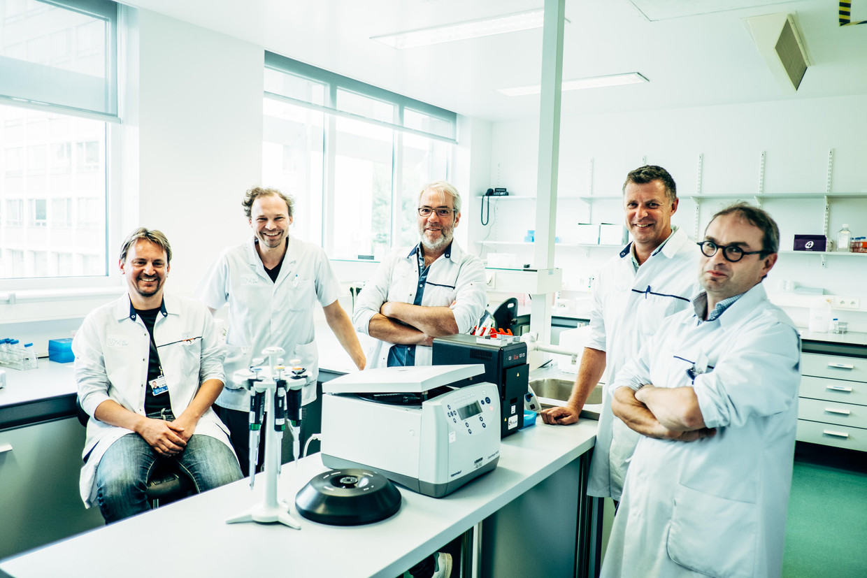 Bart Dermaut, Dimitri Hemelsoet, Bruce Poppe, Paul Coucke en Steven Callens van PrOZA. Wim Terryn en Wouter Steyaert, de twee overige leden, staan niet op de foto.  Beeld Thomas Sweertvaegher