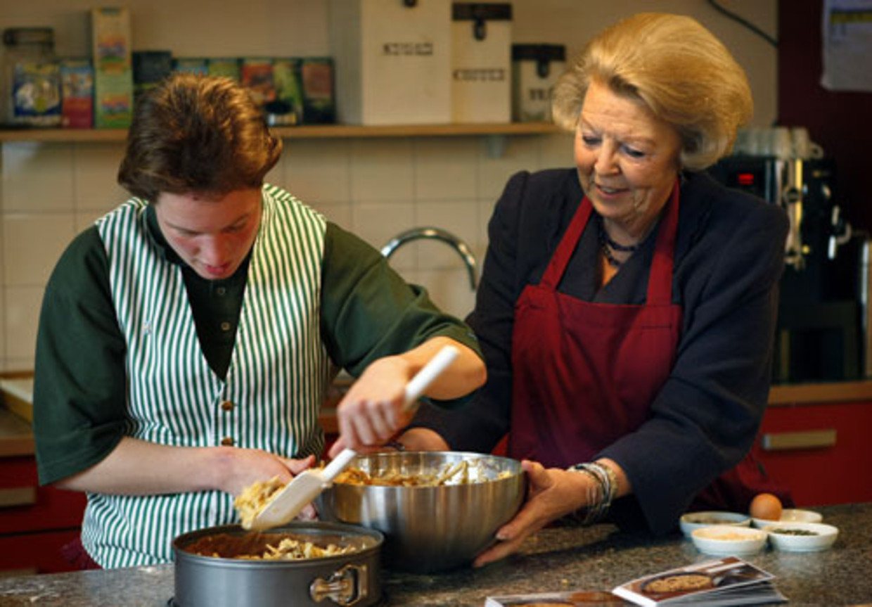 Koningin Beatrix bakt zaterdag op de Make A Difference Day een appeltaart samen met Frederiek de Sonnaville (links), bewoonster van activiteitencentrum Open erf De Groote Modderkolk in het Gelderse Loenen. (ANP) Beeld 