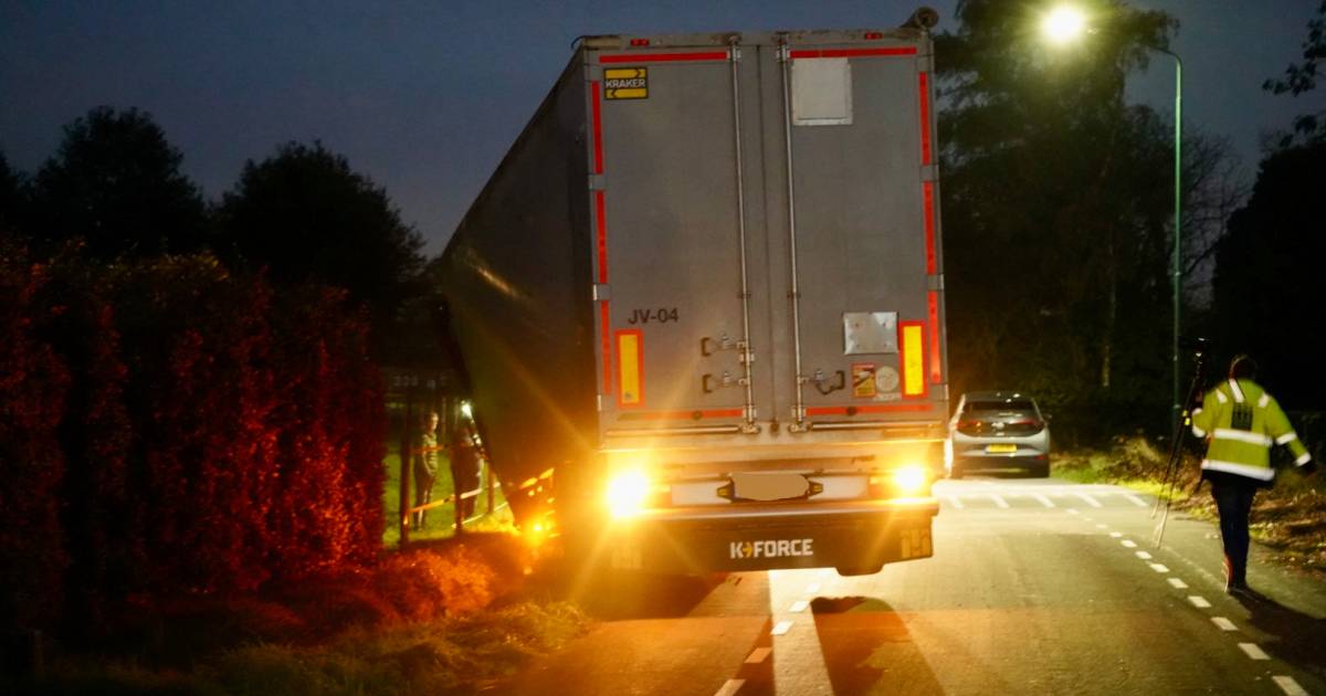 Vrachtwagen raakt van de weg bij ongeval en eindigt in de greppel.