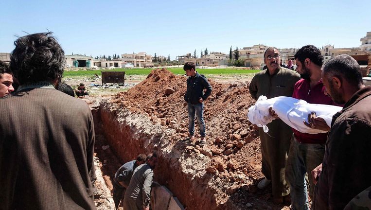 Slachtoffers van de aanval op Khan Sheikhoun worden begraven. Beeld afp