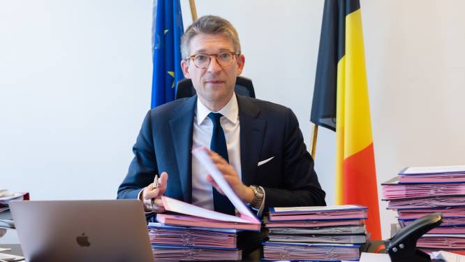 Een begrotingsgat van 27 miljard euro, maar PS-minister van Werk en Economie heeft geen haast om te besparen: “Waar dan?”