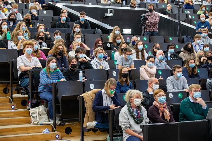 Archiefbeeld: studenten in het Corneel Heymans-auditorium, tijdens het openingscollege van dit jaar. Met mondmasker, omdat de afstand toen niet gegarandeerd kon worden.