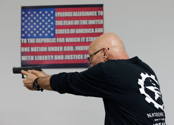 Mike Weinstein van de National Armory Gun Store and Gun Range schiet met een Glock 9mm handwapen (Archiefbeeld).