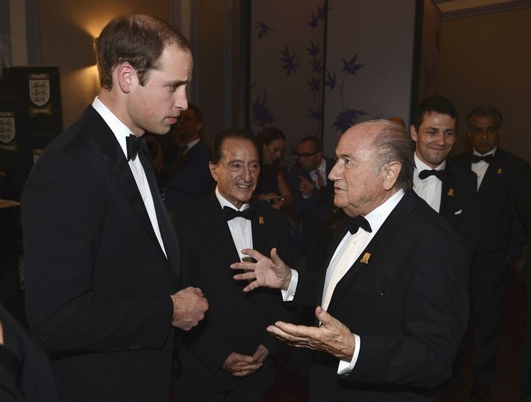 Sepp Blatter in gesprek met prins William, zaterdag. Beeld reuters