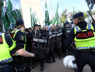 Dertigtal arrestaties bij nazibetoging in Zweden