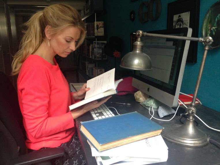 Susan Smit achter haar bureau. Beeld  