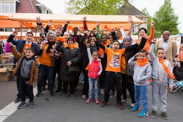 Woonwijze nam - samen met Welzijn Vught en Vluchtelingenwerk - vorig jaar het initiatief voor het uitdelen van hapjes tijdens Koningsdag.