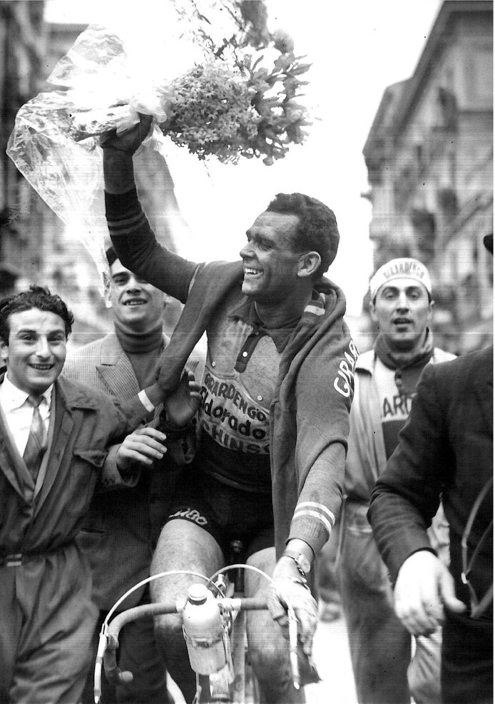 Rik Van Steenbergen triomfeert in 1954 in Milaan-Sanremo.