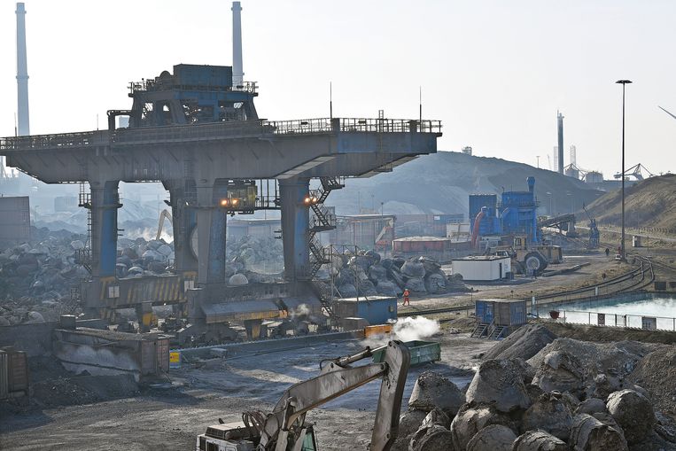 Tata Steel in IJmuiden, een van de modernste hoogovens ter wereld. Beeld Guus Dubbelman / de Volkskrant 