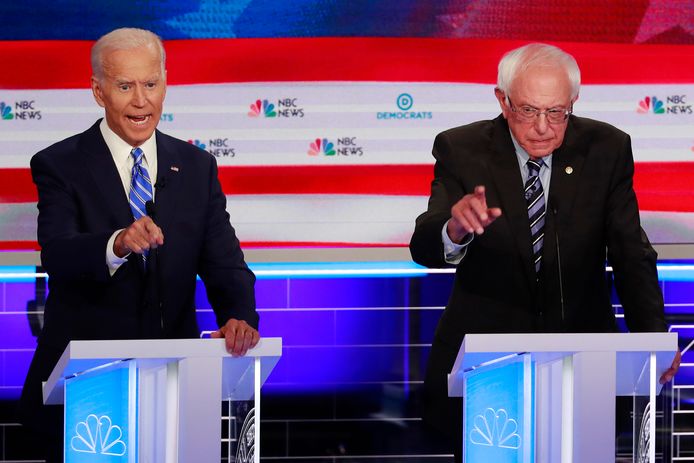 De Democratische presidentskandidatenJoe Biden en Bernie Sanders tijdens het debat.