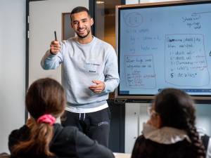 ‘Je bent gek’, zeiden mensen tegen Excelsior-speler Redouan el Yaakoubi: nu helpt hij honderden kinderen 
