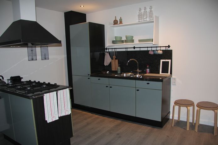 In een volledig ingerichte keuken kunnen maaltijden worden klaargemaakt.
