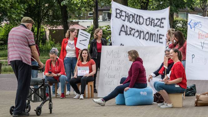 Verloskundigen protesteren voor deur van ziekenhuis Tiel: ‘Keuzevrijheid zwangeren loopt gevaar’