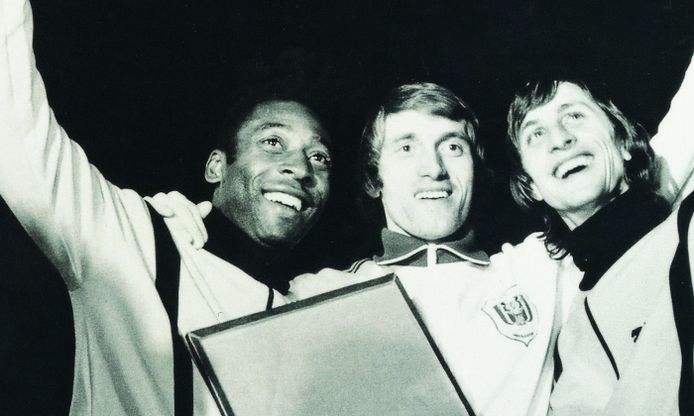 Pelé, Van Himst en Cruijff tijdens de afscheidswedstrijd van Van Himst in Anderlecht.