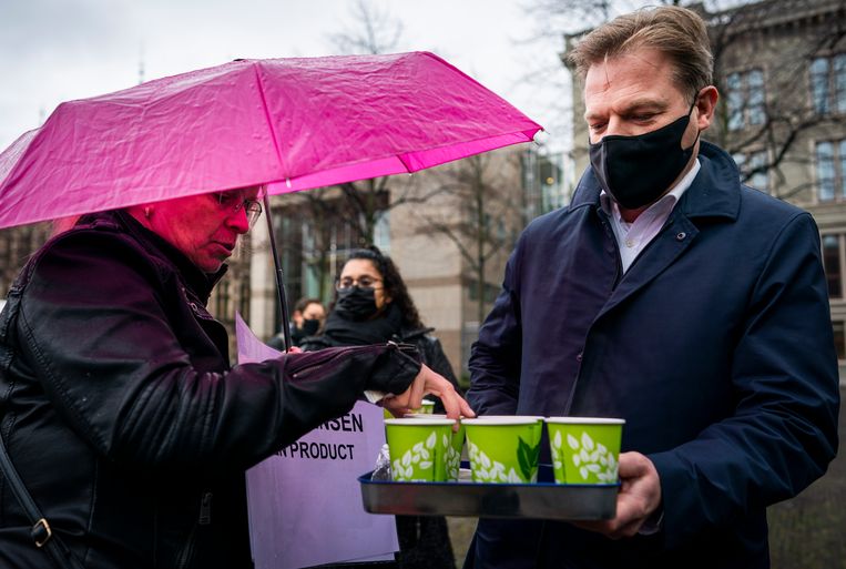 Pieter Omtzigt deelt koffie uit aan gedupeerde ouders voor aanvang van het verhoor van premier Mark Rutte door de parlementaire ondervragingscommissie Kinderopvangtoeslagen. Beeld Freek van den Bergh / de Volkskrant 