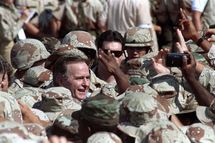 George Herbert Walker Bush bracht eind november 1990 een bezoek aan de Amerikaanse troepen in Saudi-Arabië,  anderhalve maand voor Operatie Desert Storm, de Golfoorlog van begin 1991 waarbij de Iraakse troepen van Saddam Hoessein werden verdreven uit het ingenomen Koeweit. De Iraakse hoofdstad Bagdad en andere Iraakse steden werden het doelwit van Amerikaanse luchtbombardementen.