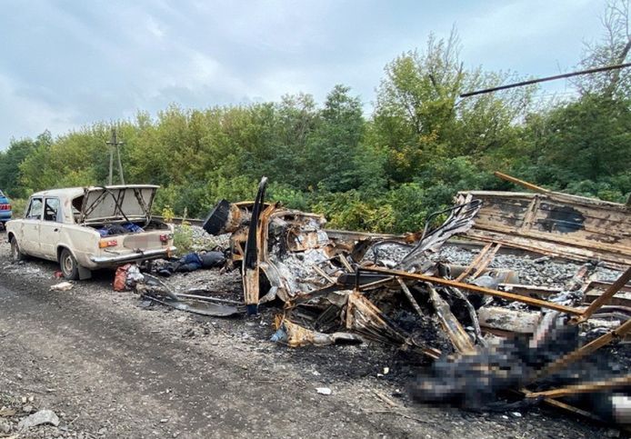 Nabij de Oekraïense stad Koepjansk is een konvooi wagens met minstens twintig doodgeschoten burgers gevonden.