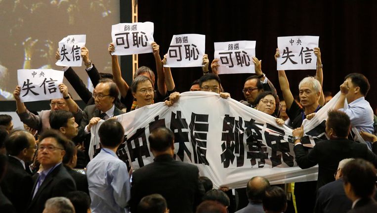 Betogers in Hongkong demonstreren voor meer democratie in de vroegere Britse kroonkolonie. Beeld REUTERS