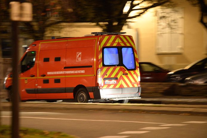 Lisa wordt naar het ziekenhuis gevoerd.