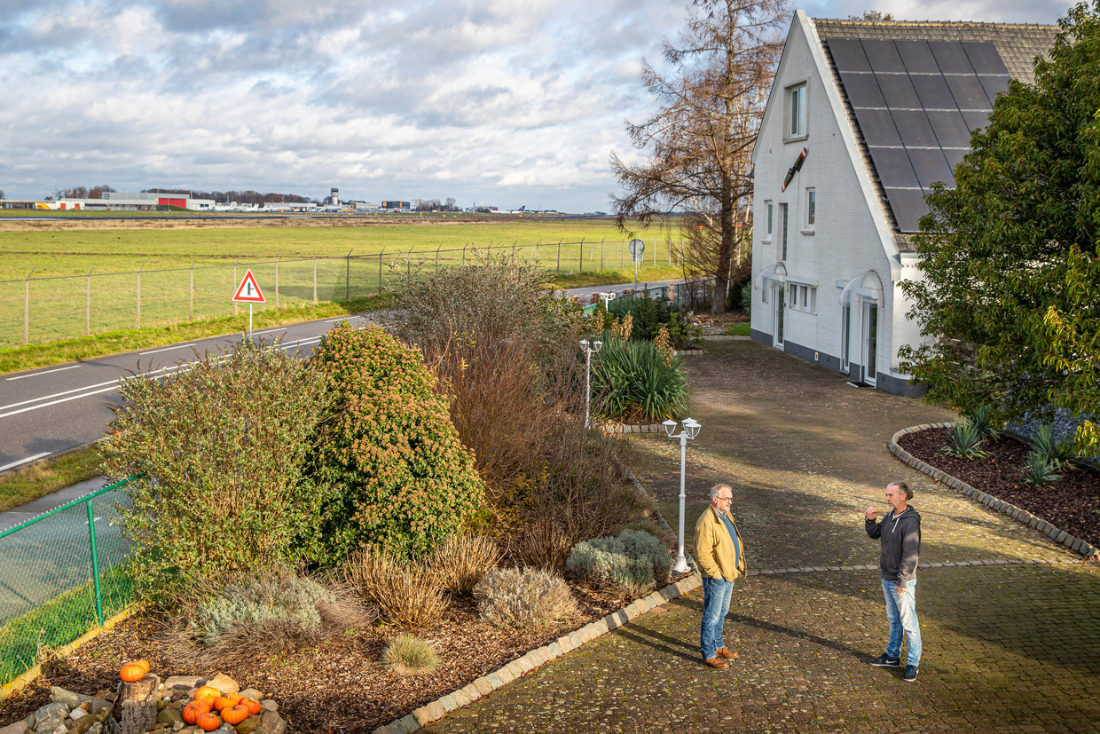 Maastricht Aachen Airport zorgt voor overlast bij omwonenden nu er ook regelmatig enorme vrachtvliegtuigen landen en opstijgen. Op de foto links vooraan Lou Wanten  en rechts John Huizinga bij het huis van John, hij woont recht tegenover de baan van het vliegveld Beeld Laurens Eggen