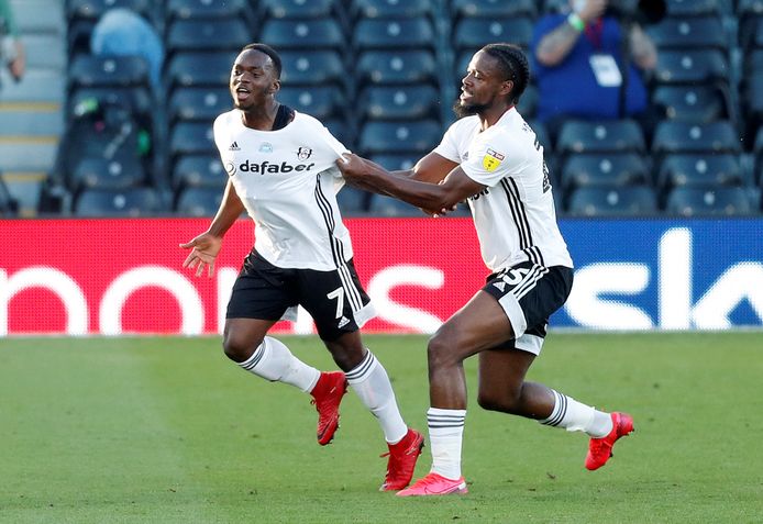 Neeskens Kebano viert zijn goal met Josh Onomah (rechts).