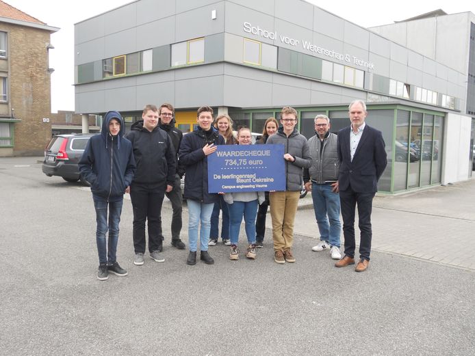 Uiterst rechts staat directeur Franky Dorme. Tweede van rechts is begeleidend leerkracht Tony Delvincourt en vierde van rechts is begeleidend leerkracht Heidi Robesyn. De leerlingen op de foto zijn allemaal lid van de leerlingenraad