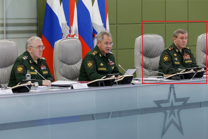 Gerasimov next to Minister Shoigu in an archive photo.