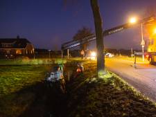 Automobilist belandt in sloot na botsing tegen een boom in Oosterwolde