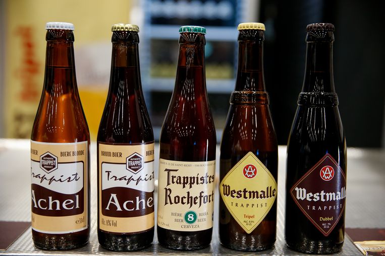 De Achelse trappist (links) verliest als eerste van de Belgische trappisten zijn 'Authentic Trappist Product'-label, maar mag zich toch nog trappist noemen, omdat het ressorteert onder de trappistenabdij van Westmalle. Beeld BELGA
