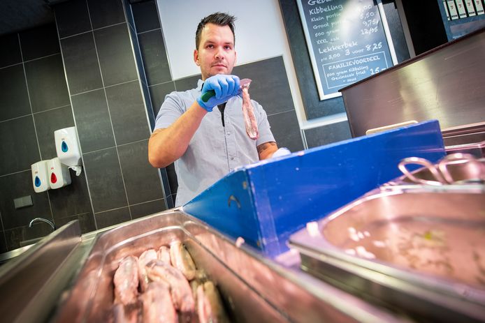 Ricardo Visch en zijn collega’s bij Fish ‘n Food aan de Asselsestraat moet extra scherp zijn. Hun haringen worden aan een inspectie van de Nationale Haringtest onderworpen.