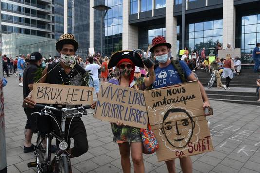 Enkele deelnemers van de betoging van Viruswaanzin in Brussel.