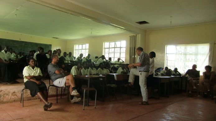 Davelaar (midden, met voet op stoel) geeft les in Kenia.