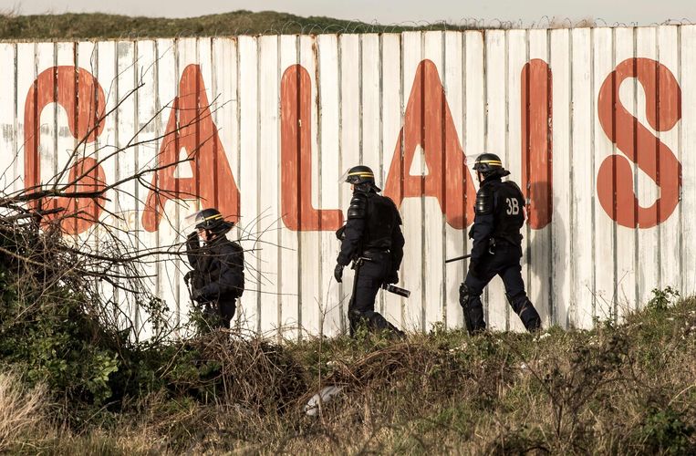 Franse politieagenten houden de boel in de gaten in Calais. Beeld AFP