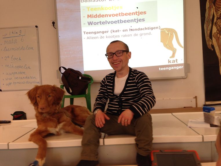 Arnold met hond Suus voor de klas.  Beeld Dana Ploeger