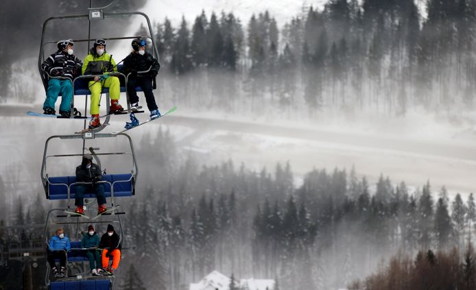 Skiërs met mondmaskers in een skilift in Semmering.