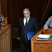 ‘Dit zijn de laatste verkiezingen voor de oorlog’: hoe Orbán angst inzet om de macht te behouden