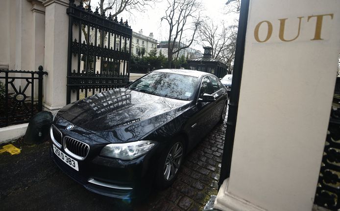 Een Russische diplomaat verlaat de ambassade in Londen na de ophef rond de vergiftiging van dubbelspion Sergei Skripal.