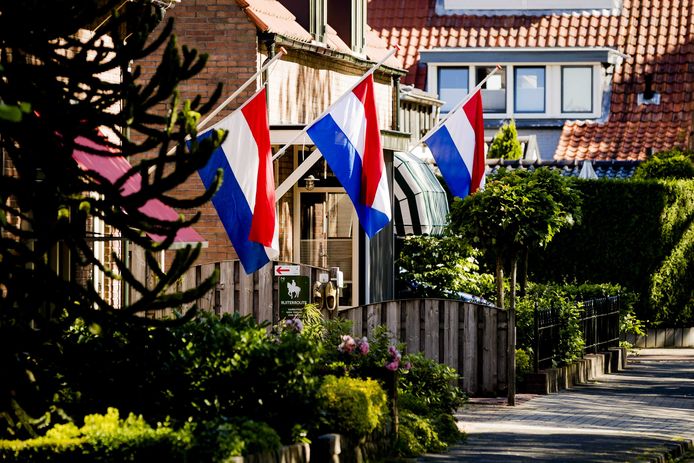 Op de dag van de uitvaart van Savannah hangen in het dorp vlaggen halfstok