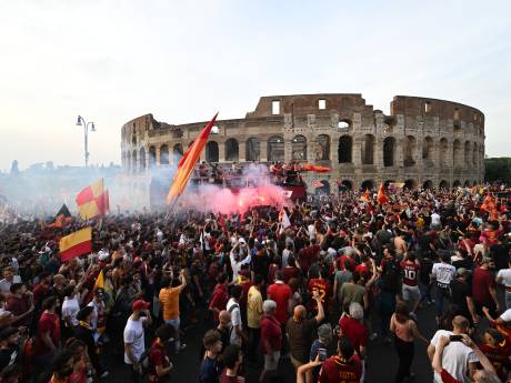 Spelers en supporters AS Roma vieren groot feest bij Colosseum na winst Conference League