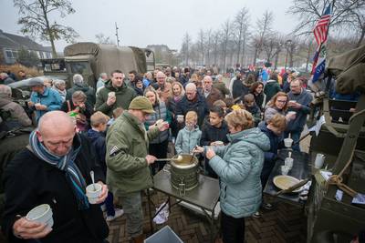 Met vlaggen, een defilé en warme bevrijdingssoep eert Prinsenbeek de Poolse bevrijders van 80 jaar geleden