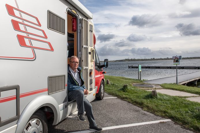 Martin Slingenberg met zijn camper bij een van de openbare aanlegsteigers in het Veerse Meer.